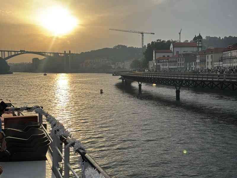 Croisière au coucher du soleil dans le fleuve Douro à Porto, pont Dom Luís I, au Portugal, photo gratuite