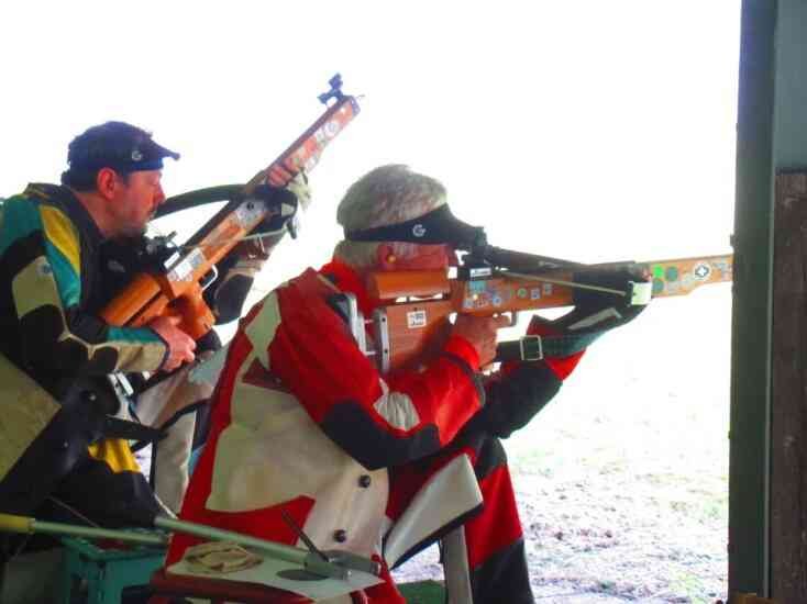 Concentration et précision au tir à l'arbalète photo gratuite