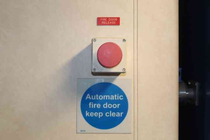 Bouton rouge d'urgence incendie sur un bateau photo gratuite