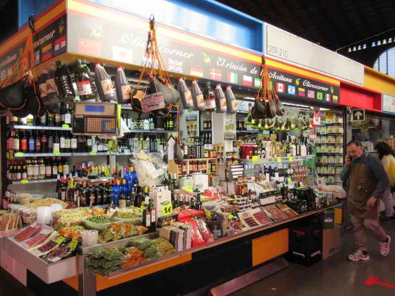 Un stand de marché couvert de Malaga en Espagne, photo gratuite