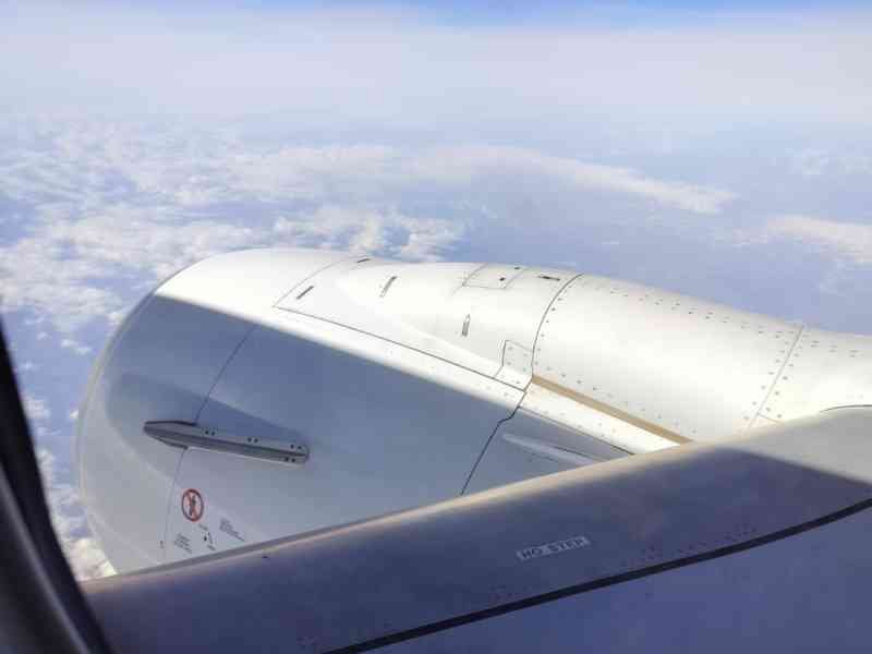 En vol au-dessus des nuages, vue depuis le hublot d’un avion photo gratuite