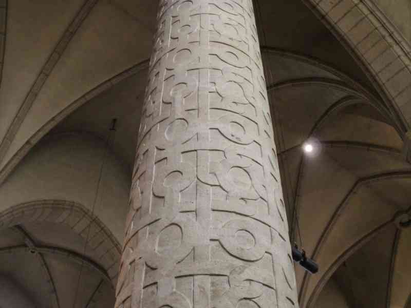 Colonne sculptée à l'intérieur de la cathédrale Notre-Dame de Luxembourg, photo gratuite