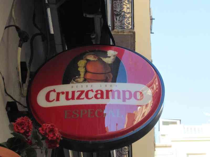 Une enseigne lumineuse pour la bière espagnole Cruzcampo Especial, photo gratuite