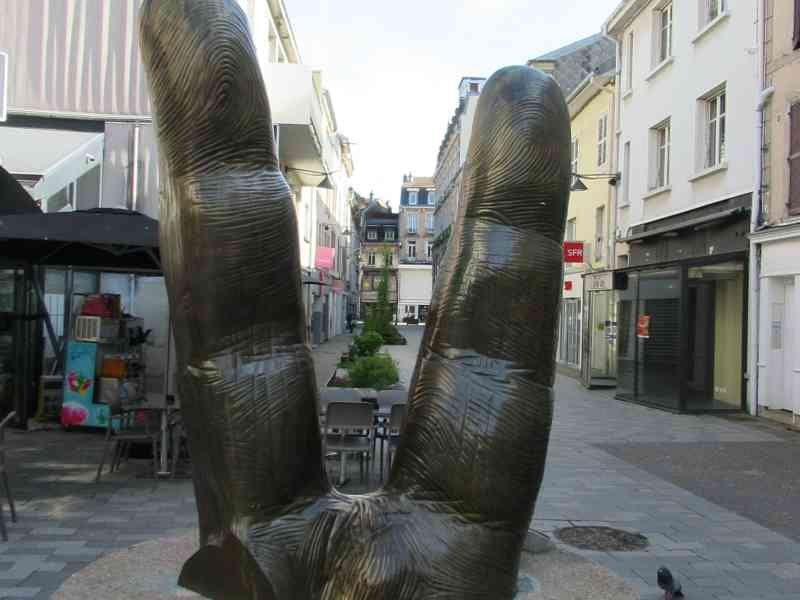 Sculpture en bronze des doigts de César Épinal Vosges