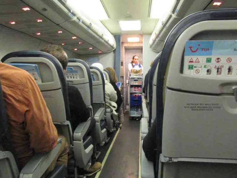 Passagers installés dans la cabine d'un avion