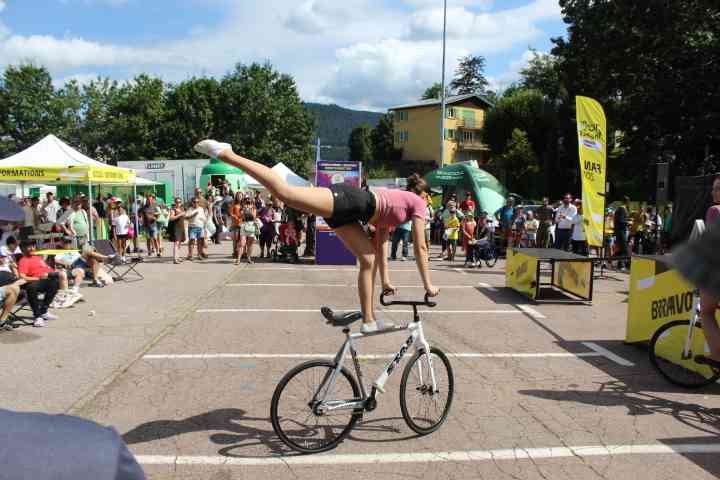 Figure acrobatique de station fléchie cadre du cyclisme artistique en France