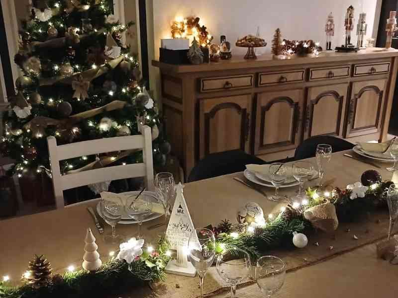 Une salle à manger décorée pour un repas de fête de Noël, photo gratuite