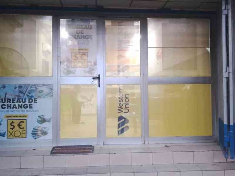 L’entrée d’un bureau de change et des Services Western Union photo gratuite