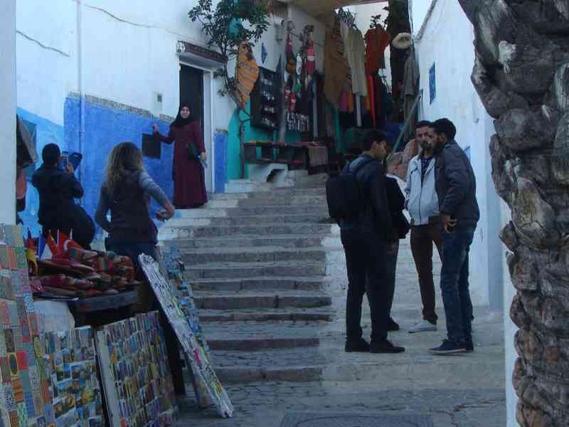 Une ruelle animée avec des escaliers, des touristes photo gratuite