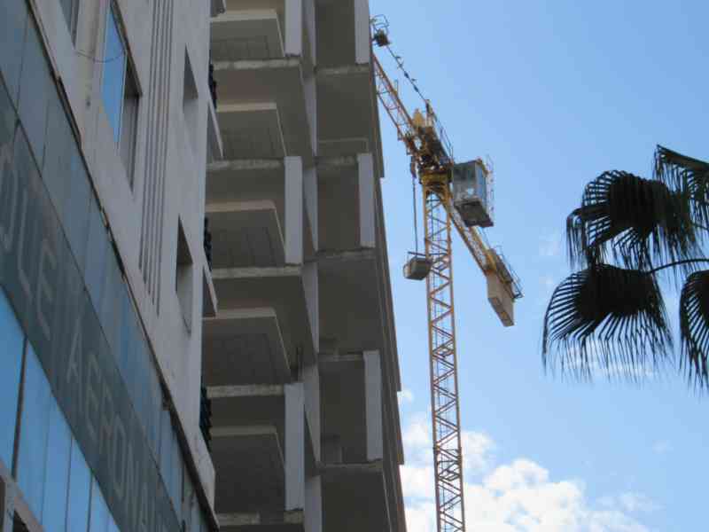 Grue industrielle près d'un immeuble en construction photo gratuite