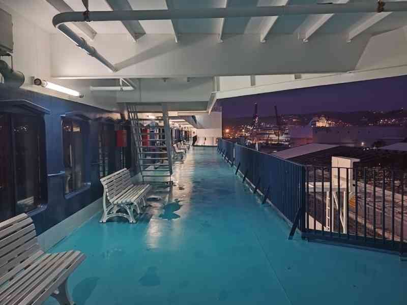Bancs sur la terrasse d'un bateau de croisière photo gratuite