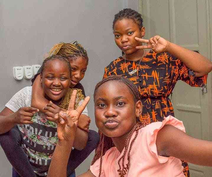 Pose des filles avec signe de la main photo gratuite