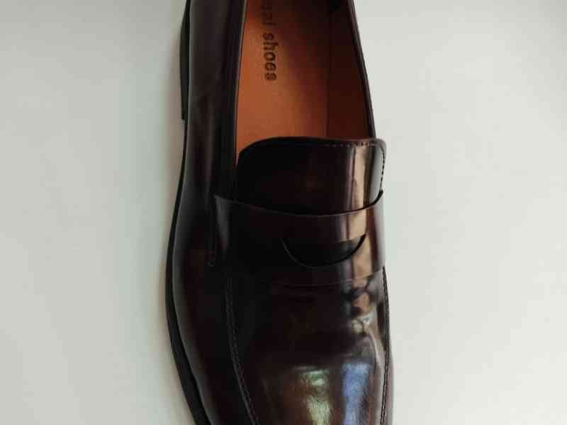 Pied de chaussure mocassin noire