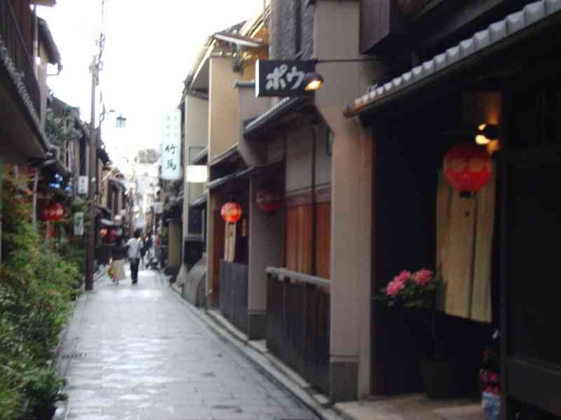 Ruelle de Gion au quartier des Geisha à Kyoto au Japon en Asie photo gratuite