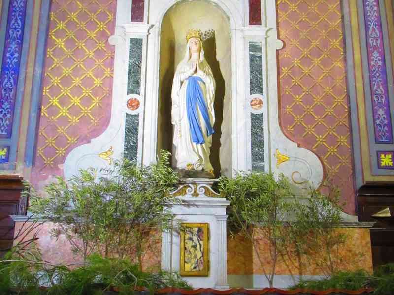 Petite niche avec la statue de la vierge marie à l'intérieur du temple, Pelissanne commune des bouche du Rhône photo gratuite