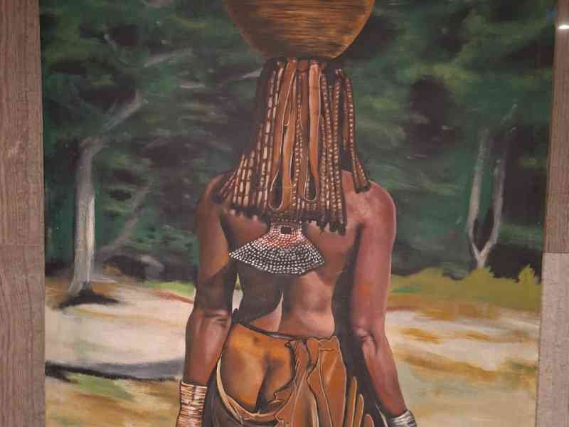Peinture illustrant une figure féminine portant un panier traditionnel sur la tête, photo gratuite