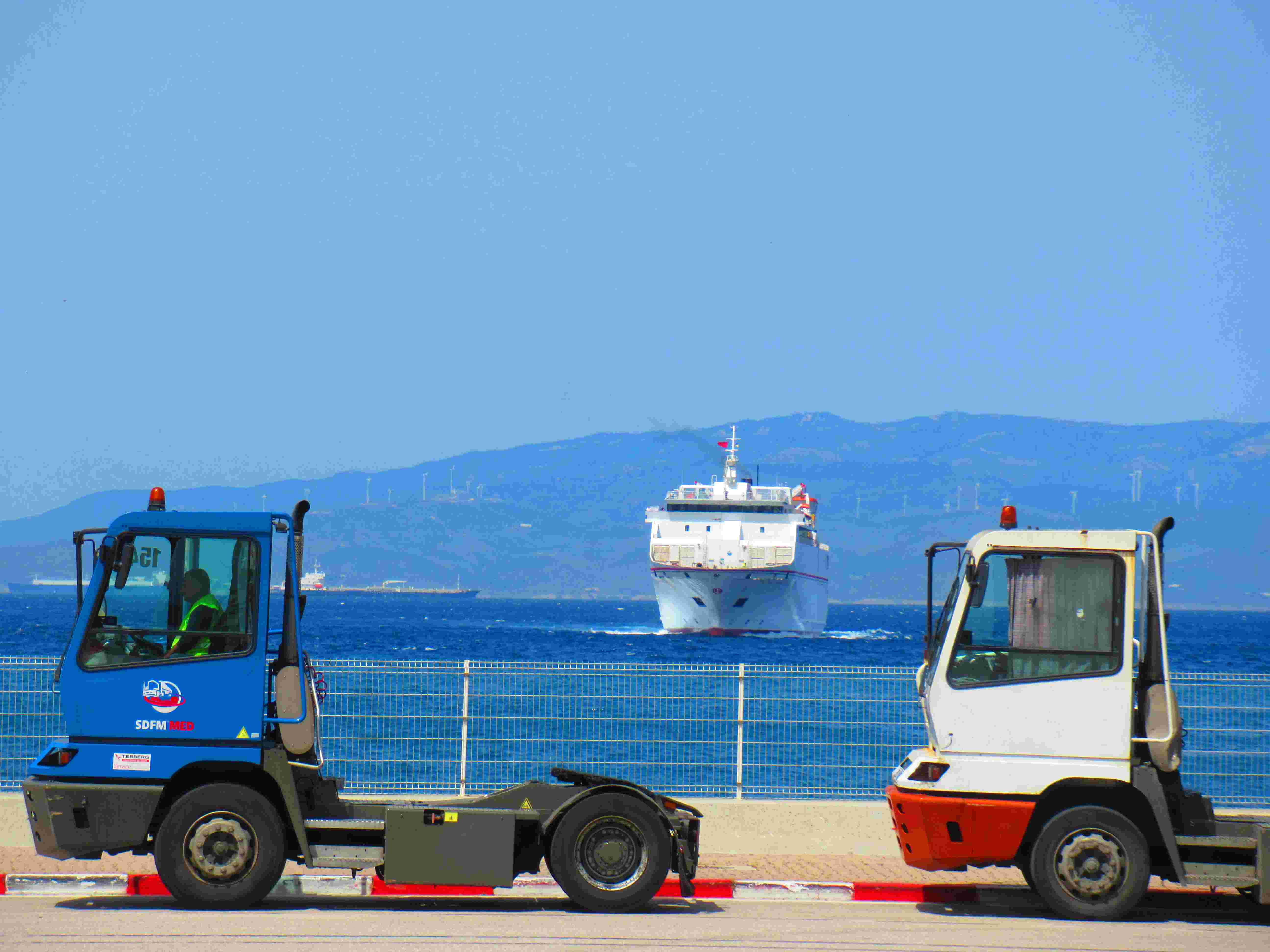 Bateau entrant au port de Tanger