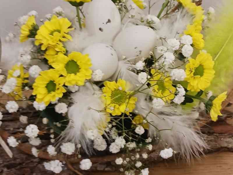 Arrangement de fleurs jaunes pour Pâques, photo gratuite