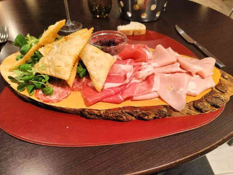 Photo gratuite d'une planche de charcuterie avec légume tourton viande