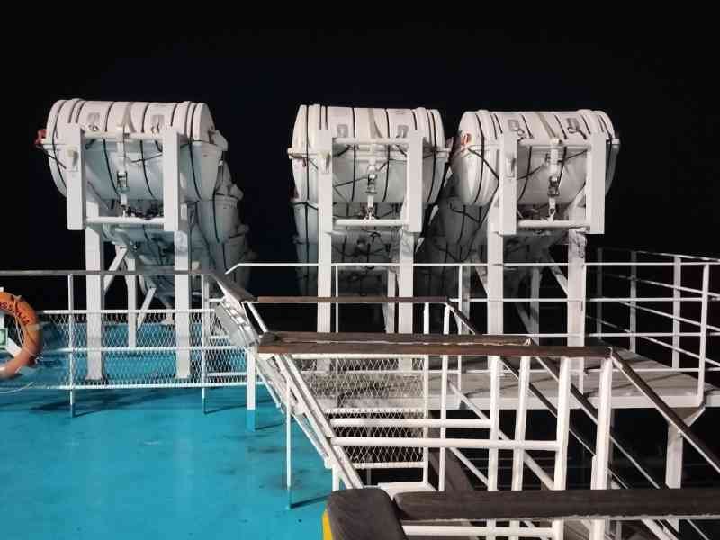 Des radeaux de sauvetage sur le pont du navire, photo gratuite