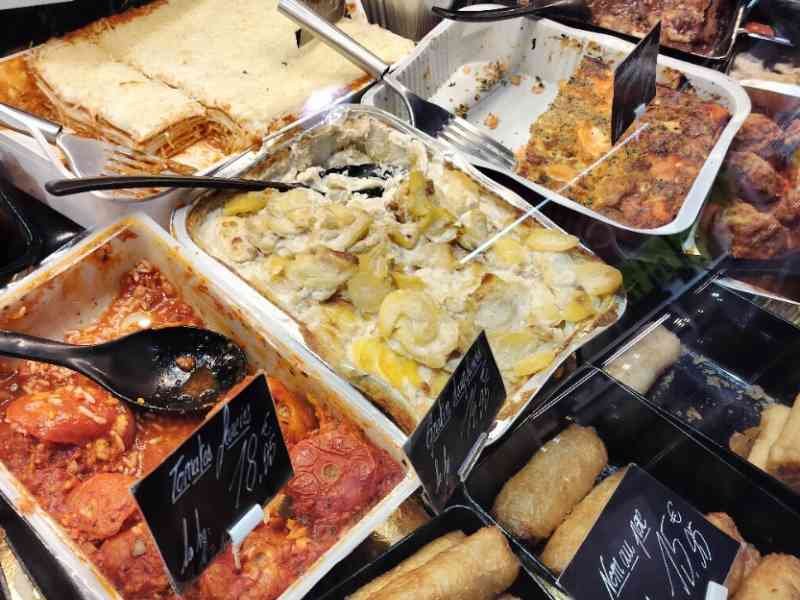 Plats étiqueter dans un service traiteur photo gratuite