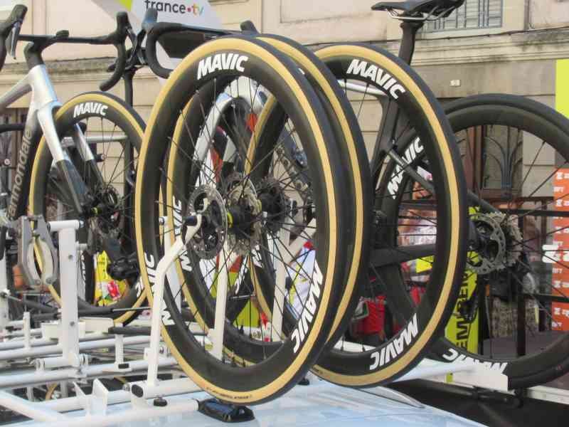 Equipements de vélos de course pour le tour de France féminin avec Zwift