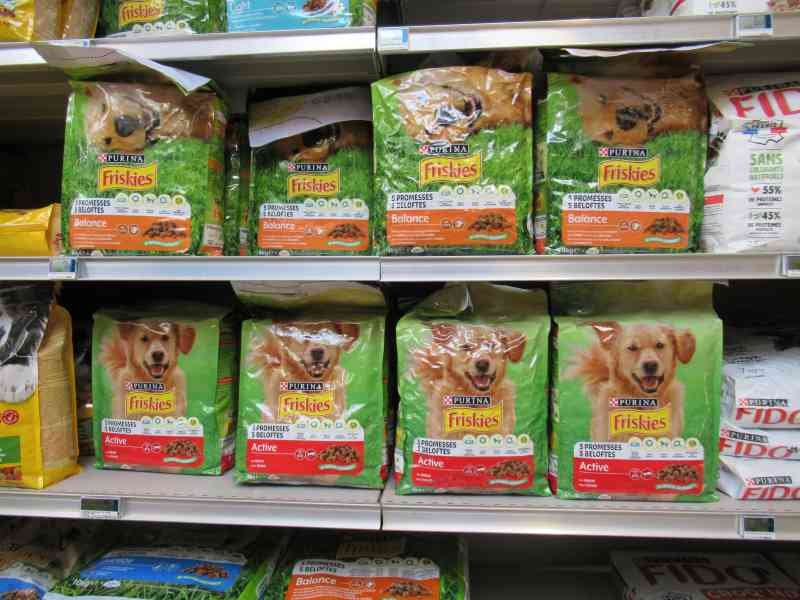 Croquettes pou chiens au supermarché