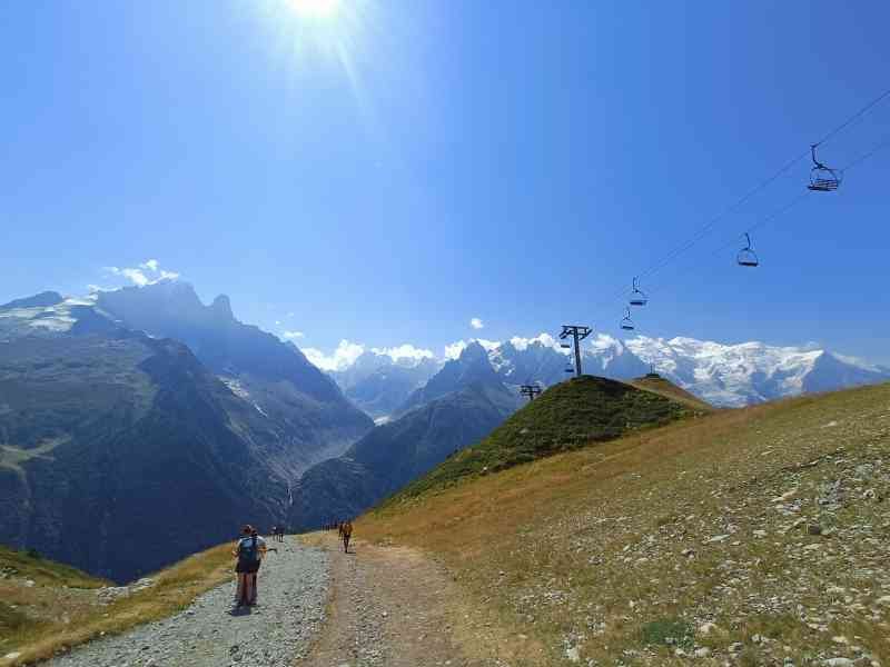 Le massif du Mont-Blanc, des randonneurs sur un sentier et un télésiège, photo gratuite