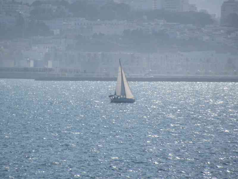 Voilier dans la baie de Tanger