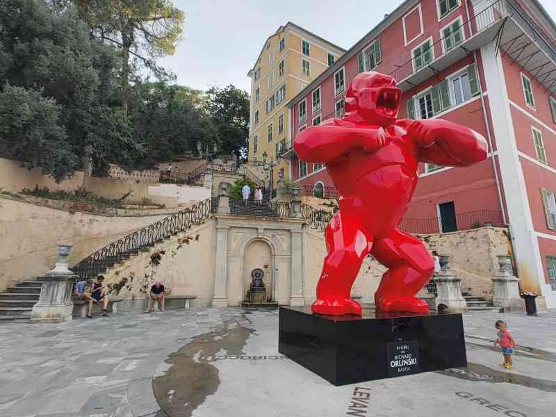 La sculpture d'un gorille rouge devant un bâtiment, photo gratuite
