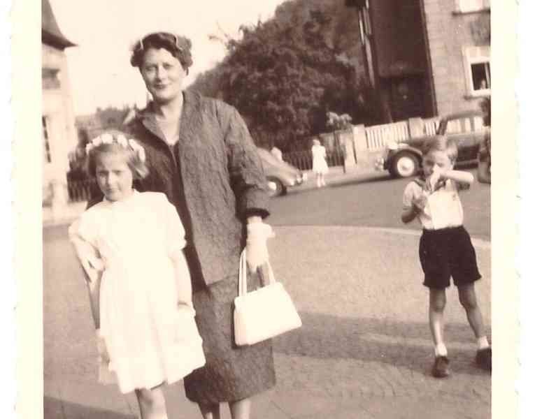 Vintage black and white photograph of a mother with her daughter (free image)