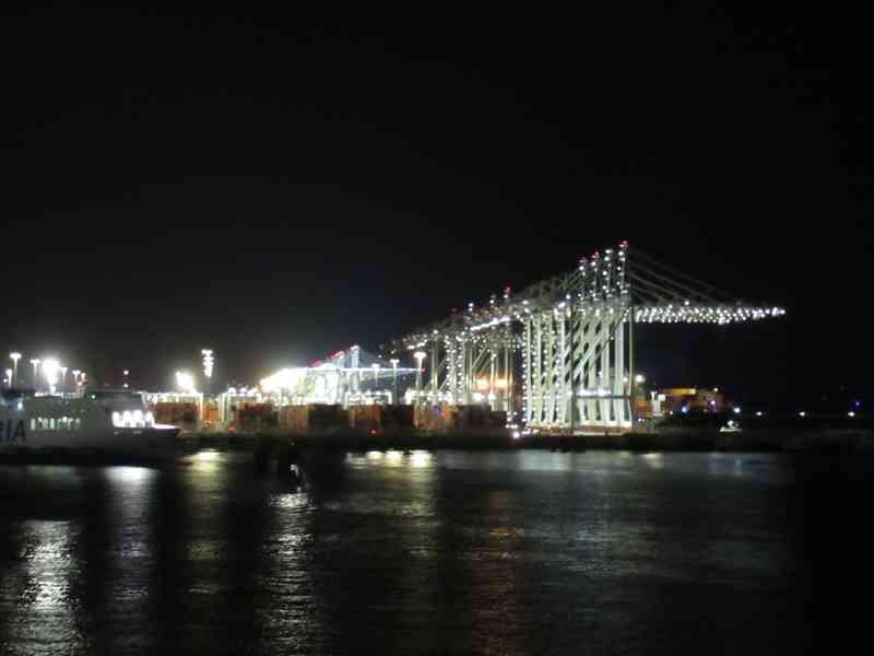 La nuit au port de Tanger Med photo gratuite