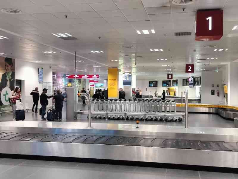 Réception des bagages à l'aéroport de Milan Bergame en Italie photo gratuite