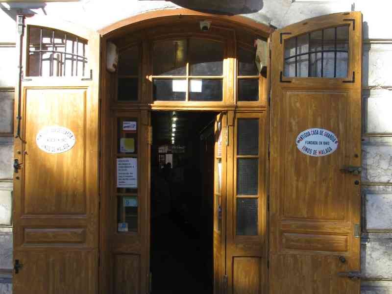 La porte d'entrée d'Antigua Casa de Guardia, une taverne à Malaga en Espagne, photo gratuite