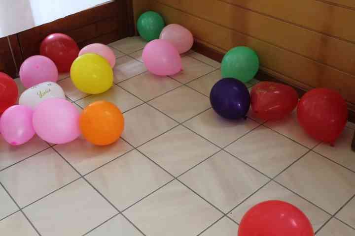 Des ballons de plusieurs couleurs posés sur le sol, photo gratuite