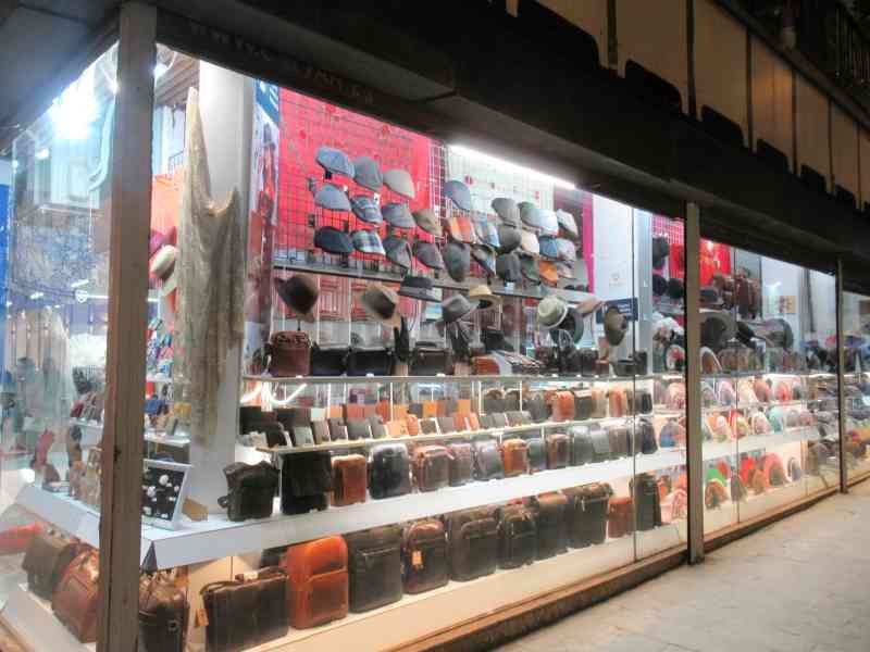 La vitrine d'une boutique spécialisée dans la vente des sacs, des casquettes et d'accessoires en cuir, photo gratuite