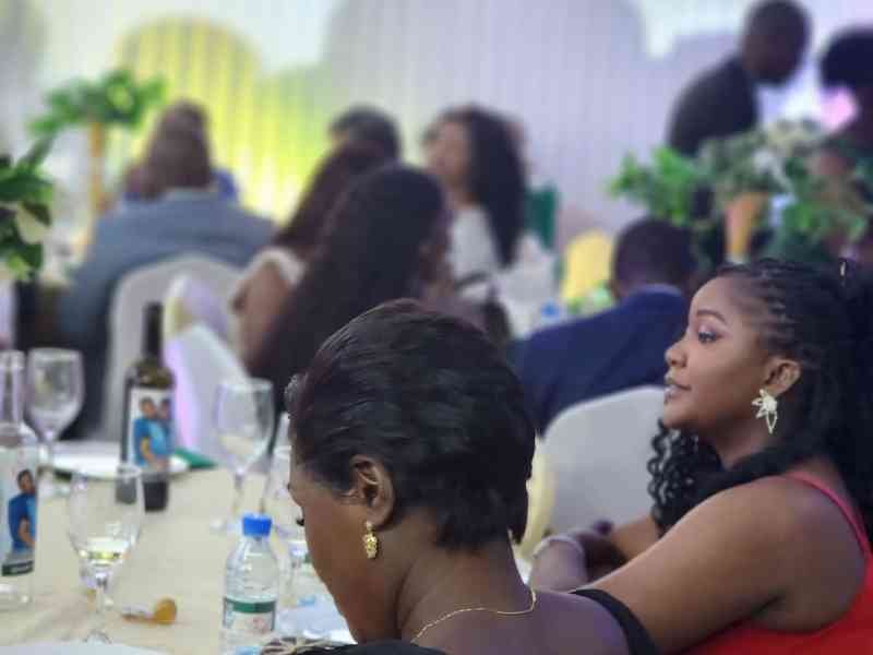 Des invités assis autour des table lors d'un dîner photo gratuite