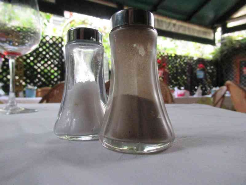 Sel et poivre sur une table de restaurant