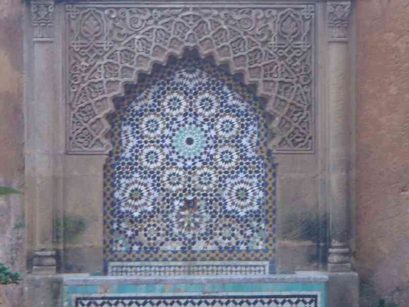 Fontaine traditionnelle marocaine photo gratuite