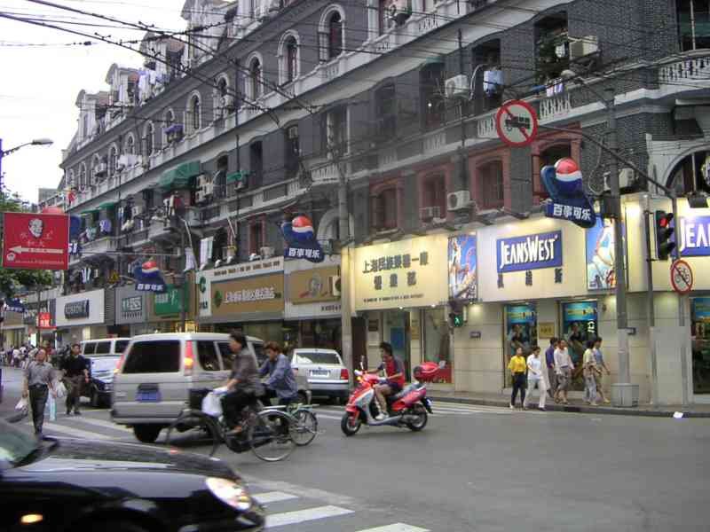 Des personnes dans les rues de Chine, Circulation des véhicules, motos, vélos dans les rues de Chine, Asie photo gratuite