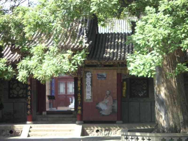 Dessin d'un personnage chinois à l'entrée du temple, Asie photo gratuite