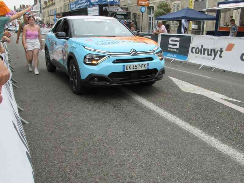 Véhicule de la caravane publicitaire du Critérium professionnel de Dole dans le Jura, Vehículo de la caravana publicitaria del Critérium Profesional de Dole en el Jura
