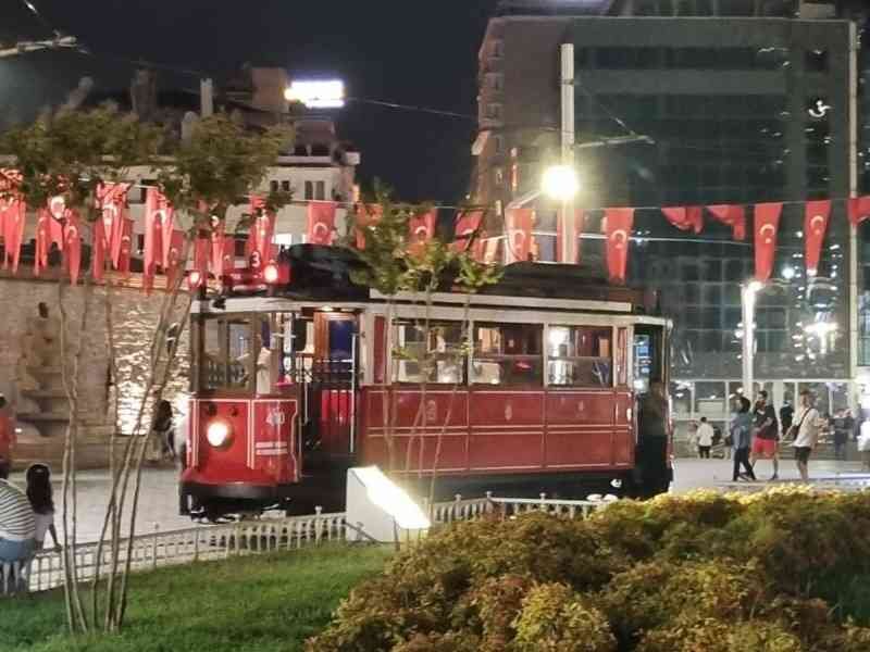 Tramway rouge sur la Grande Rue de Péra à Istanbul en Turquie photo gratuite