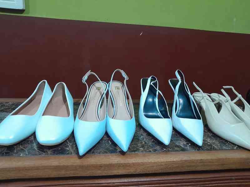 Photo gratuite de plusieurs paires de chaussures pour femme rangées sur une étagère