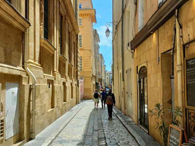 Une ruelle étroite bornée de bâtiments, le restaurant Follia, photo gratuite