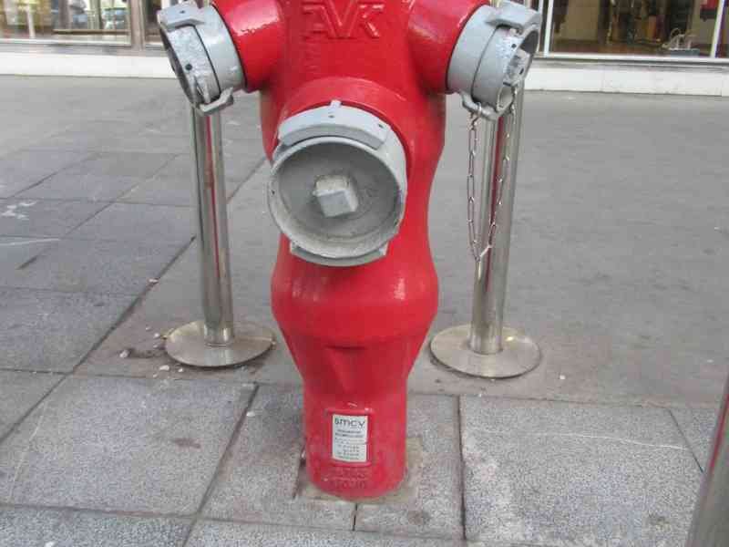 Bouche d'incendie dans une rue