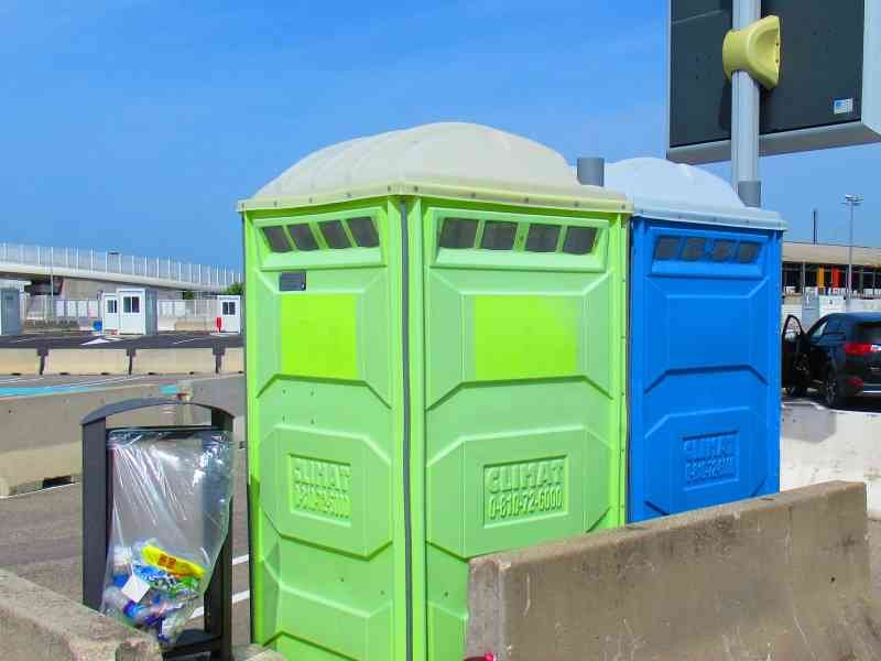 WC mobiles de chantier avec poubelles