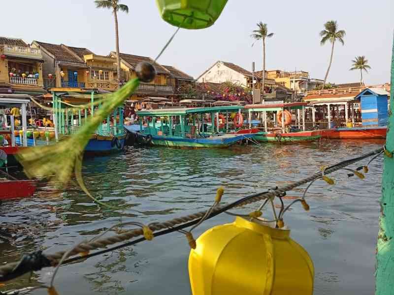 Lanternes suspendues à un bateau, Vietnam, photo gratuite