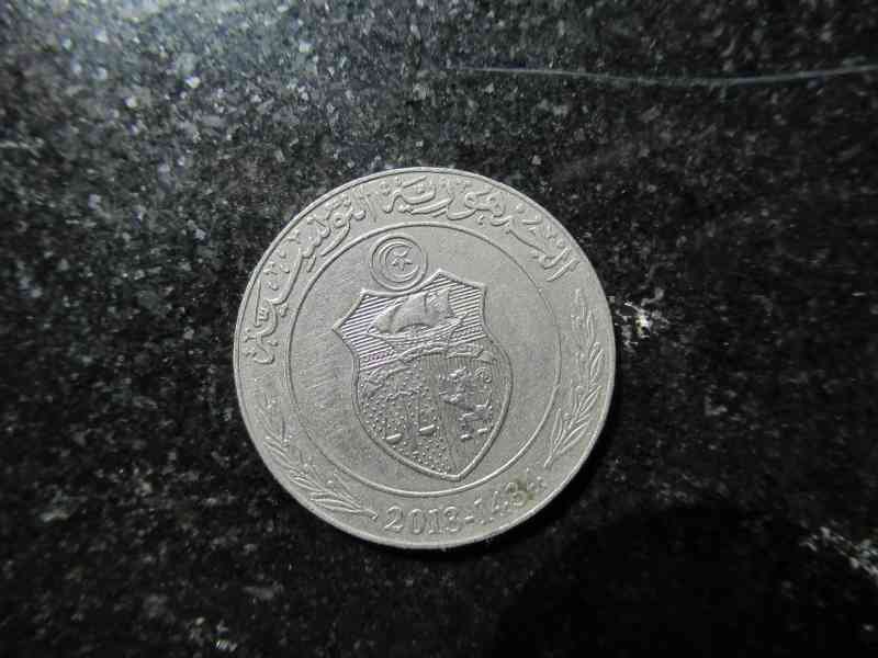 Face d'une pièce de monnaie tunisienne d'une valeur de un dinar