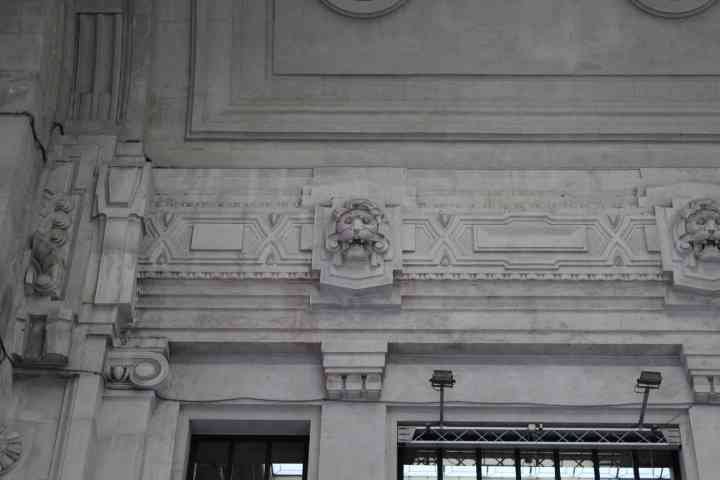 Façade intérieur de la gare centrale de Milan Lombardie en Italie photo gratuite